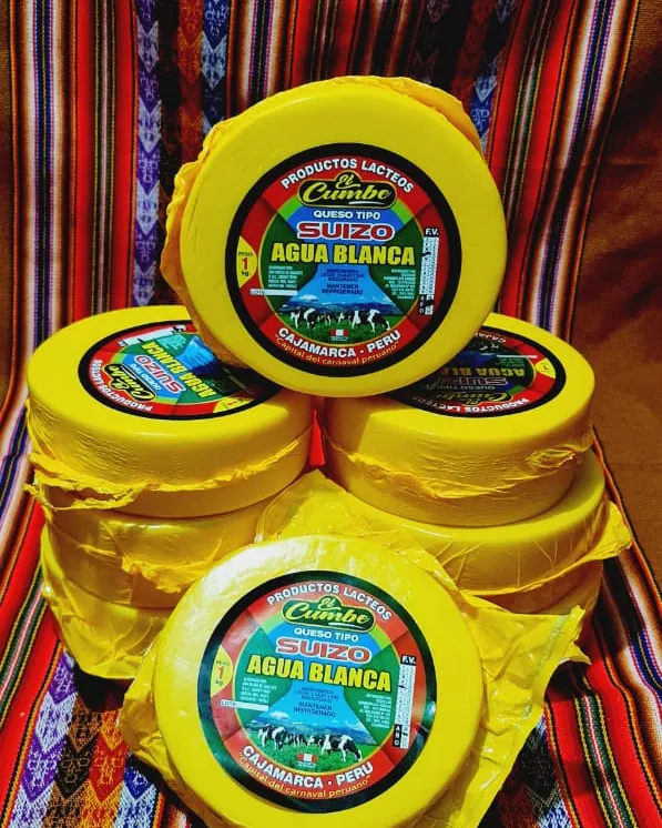 Queso tipo suizo Agua Blanca con corteza encerada amarilla