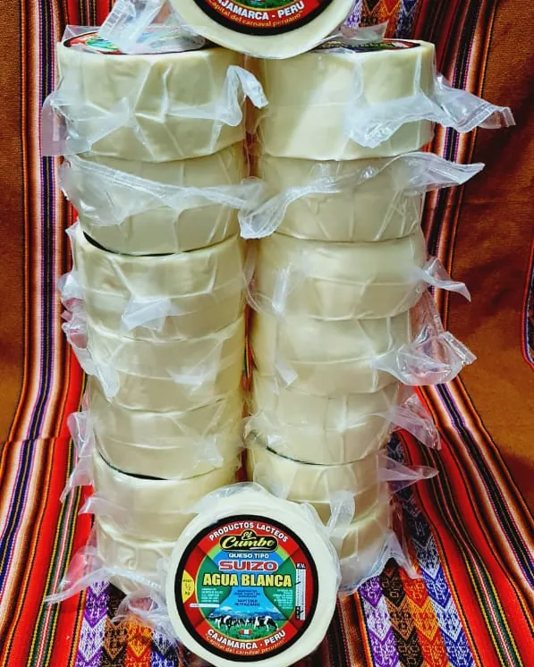 Ruedas de queso tipo suizo Agua Blanca sin encerar